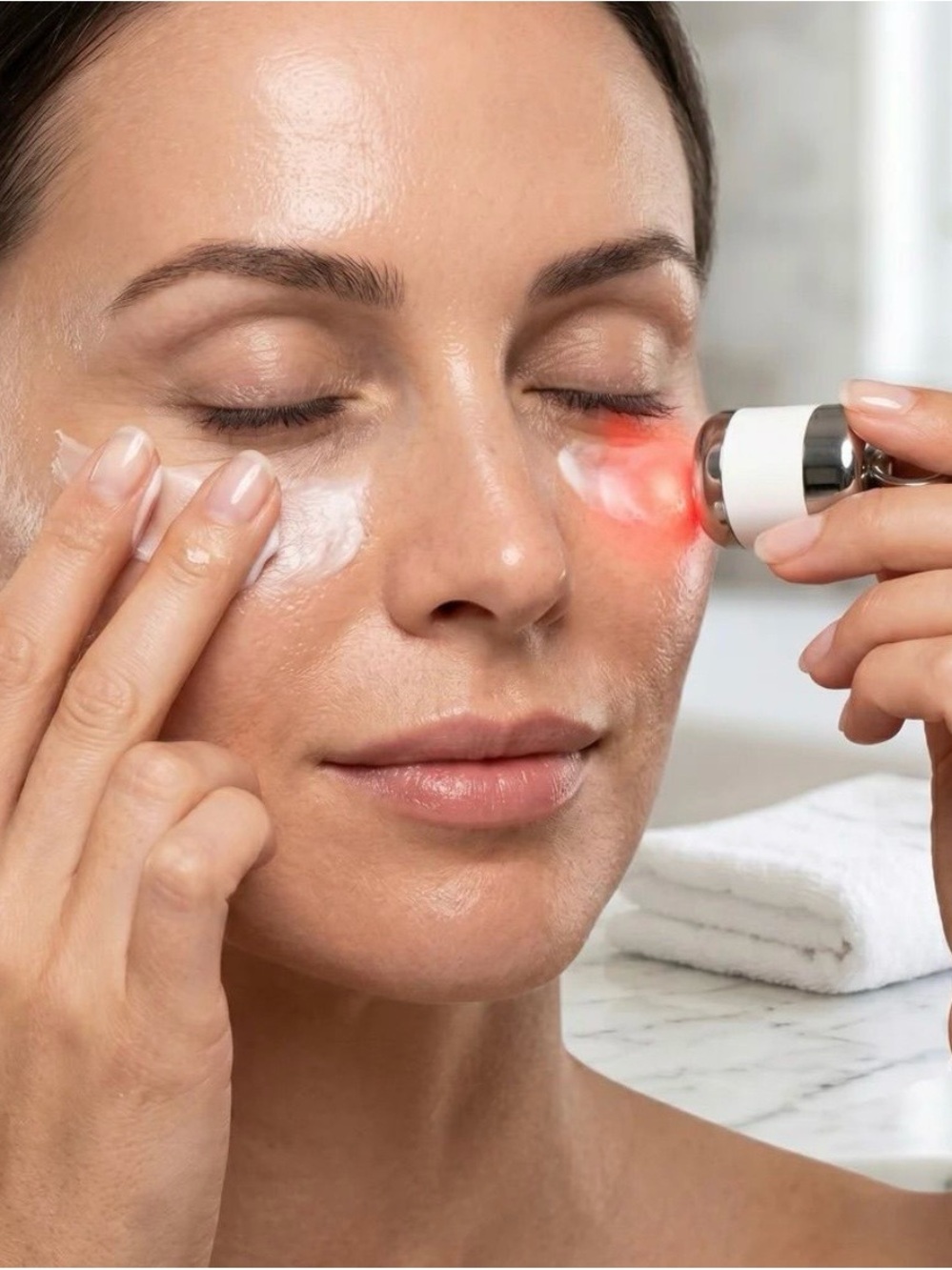 Inner Cells Essential Firming Eye Treatment with Smart Light & Vibration Device - Picture 2 of 6